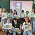 Ми — нащадки Кобзаря! ✍️           📖Здобувачі 1-Г і 3-Г стали активними учасниками Всеукраїнського флешмобу «Ми нащадки Кобзаря»! Це був неймовірний досвід єднання навколо рідного слова і творчості Тараса Шевченка. ✨Особливою гордістю для нас стало отримання сертифікатів, що мають особливу історичну цінність. Вони підписані пані Людмилою Красицькою — праправнучкою Великого Кобзаря (по лінії сестри Катерини). 📜✨ 👏 Дякуємо нашим талановитим дітям за шану до традицій та активну громадянську позицію.💙💛 Пам’ятаємо своє коріння, плекаємо рідну мову і впевнено крокуємо у майбутнє! 🇺🇦