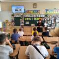 До Національного дня безбар’єрності учні 4-Г класу зустрілися з п. Надею Вдович, провідником спільноти “Віра і Світло”. Вона розповіла дітям про історію створення цього руху. Учні переглянули відеоролик та фотографії, говорили про дружбу без упереджень, допомогу тим, хто поруч, щирість і людяність. Пограли у гру “Довірся мені”.  Разом будуємо країну без бар’єрів – у серцях, словах і вчинках.